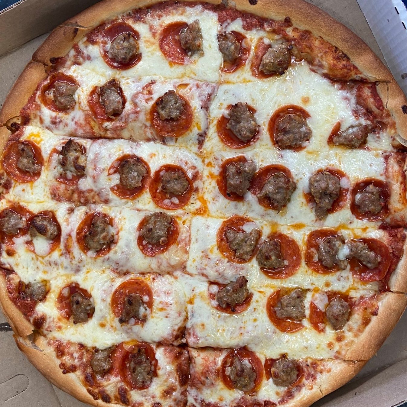 Large Pizza 16"/ 12 Slices.